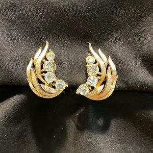 VINTAGE BRUSHED GOLD COSTUME LISNER SIGNED CLEAR RHINESTONE CLIP ON EARRINGS